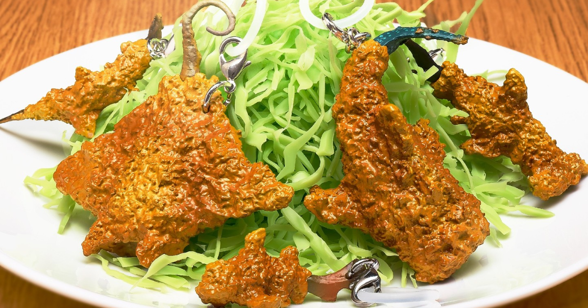 熊貓之穴「炸鯊魚」標記吊飾轉蛋 整隻鯊魚裹粉油炸 連鬼蝠魟都逃不過這一盤！