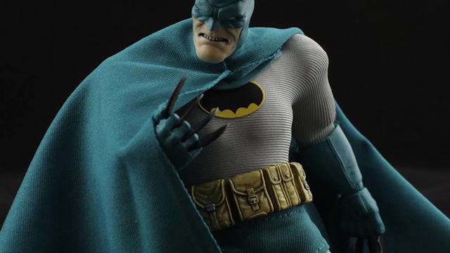 【玩具人。LunchboxTW。投稿】Mezco The Dark Knight Returns 蝙蝠俠 日常 開箱評測介紹