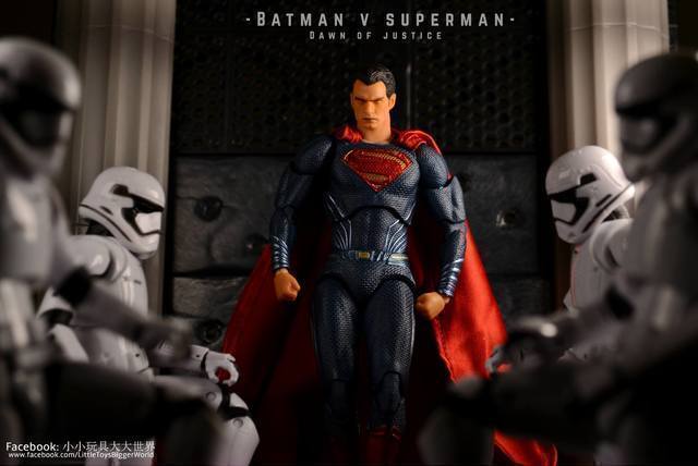 【小小玩具大大世界。投稿】[玩評]  Mafex 018 Superman (BvS Part 1)