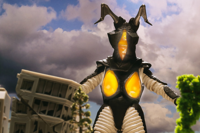【玩具人。楊書偉。投稿】S.H.Figuarts 超人力霸王佐菲 vs. 宇宙恐龍杰頓 寫真分享