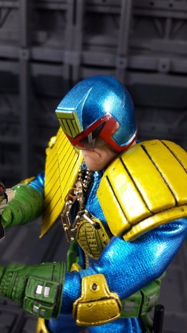 正義不需要臉孔,也不需要靈魂--MEZCO 1:12 JUDGEDREDD 判官爵德(Preview exclusive ver)